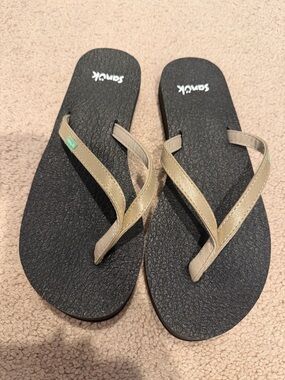 Sanuk Black Footbed Flip Flops with gold Straps like new Sz 6
